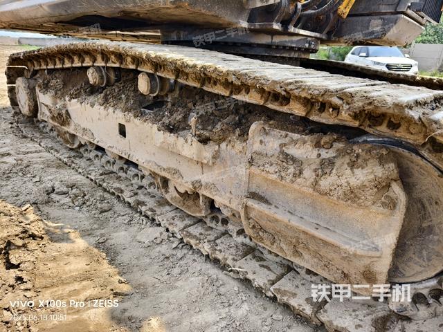 单侧履带整体(整机外观) 单侧履带整体(整机外观)