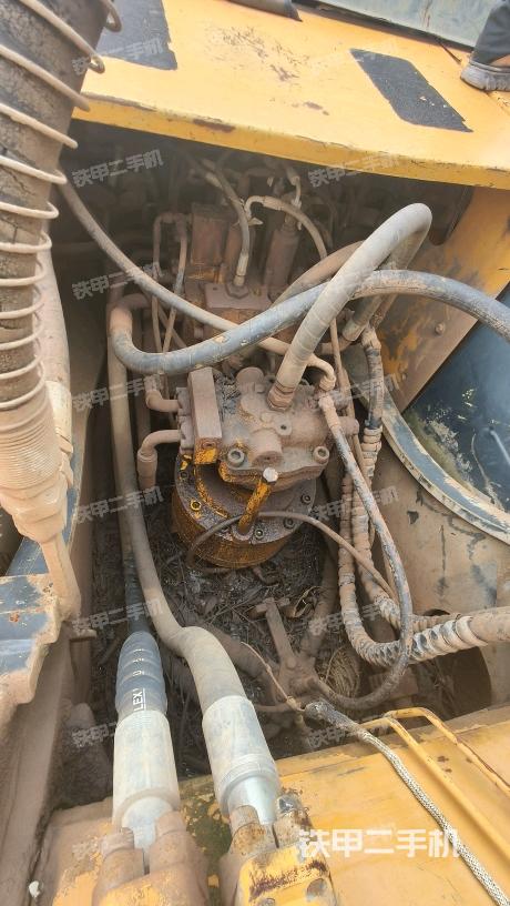 回转马达和主控阀(整机外观) 回转马达和主控阀(整机外观)