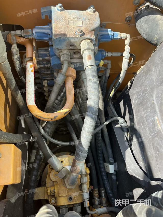 回转马达和主控阀(整机外观) 回转马达和主控阀(整机外观)