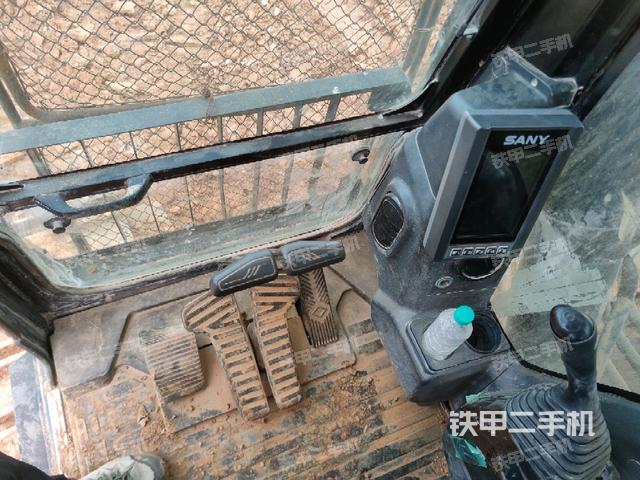 行走控制手柄和踏板 俯拍(驾驶室部分) 行走控制手柄和踏板 俯拍(驾驶室部分)