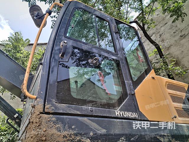 驾驶室整体(整机外观) 驾驶室整体(整机外观)