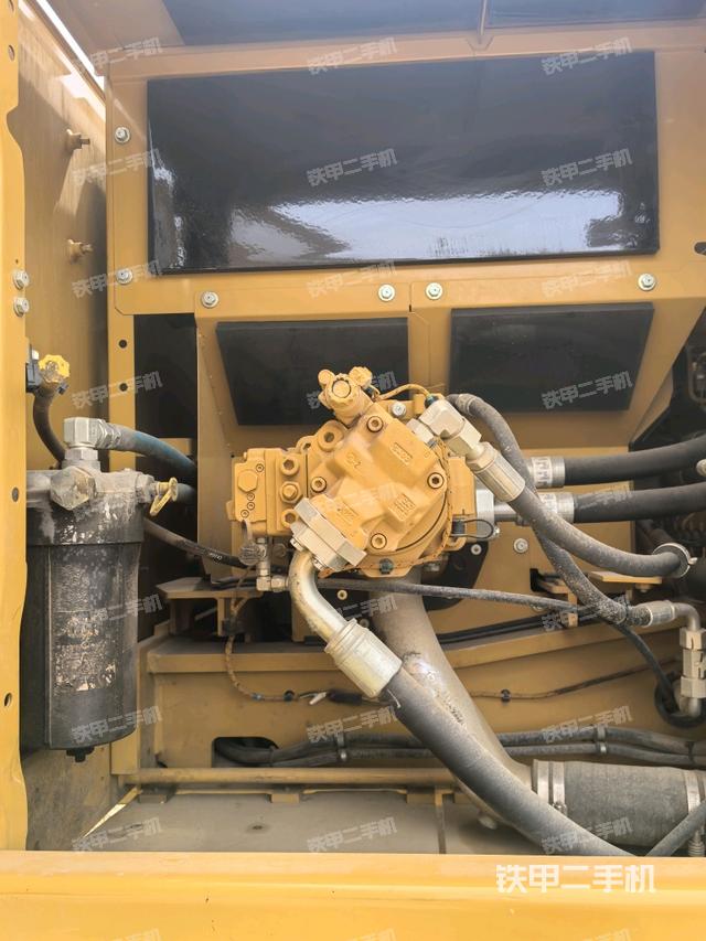 液压泵舱室正面整体（整机外观）