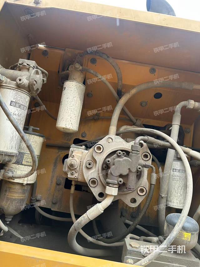 液壓泵艙室正面整體（整機外觀）