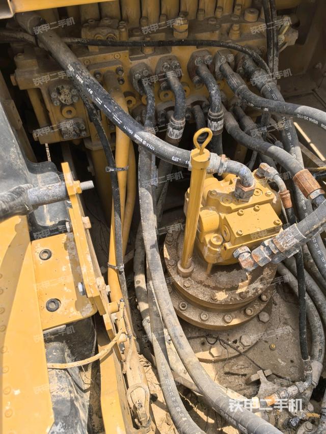 回转马达和主控阀(整机外观) 回转马达和主控阀(整机外观)