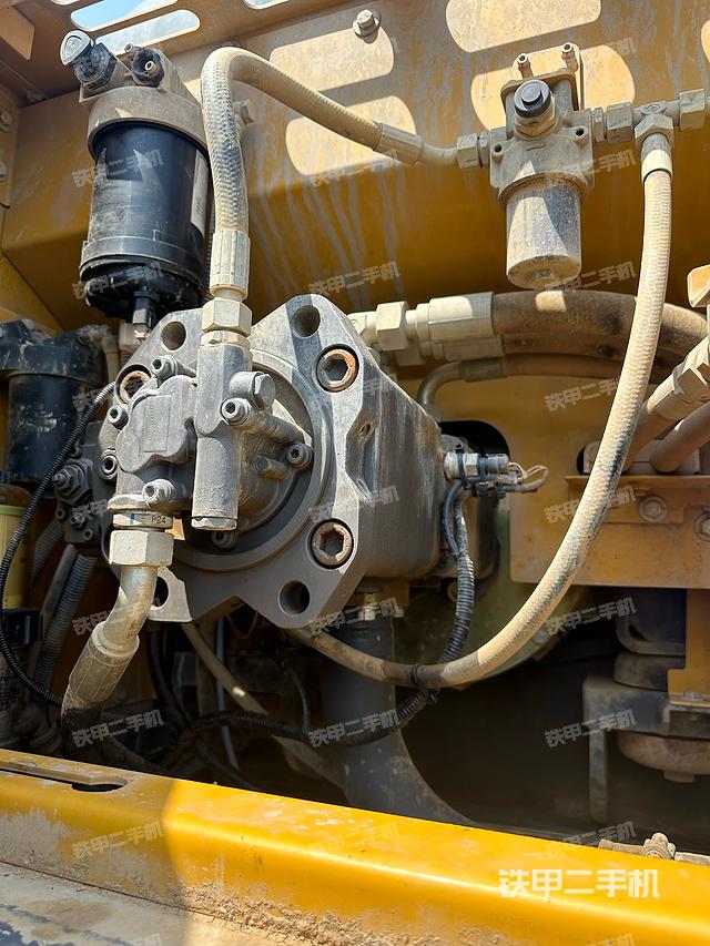 液压泵舱室正面整体（整机外观）