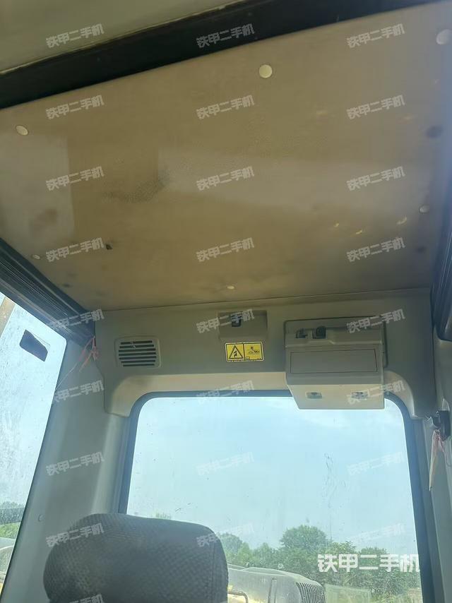 驾驶室顶部(整机外观) 驾驶室顶部(整机外观)