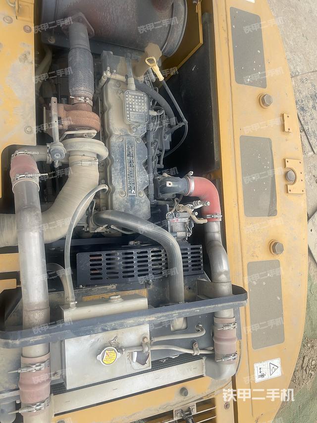 液压泵舱室正面整体（整机外观）