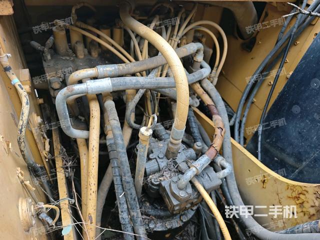 回转马达和主控阀（整机外观）