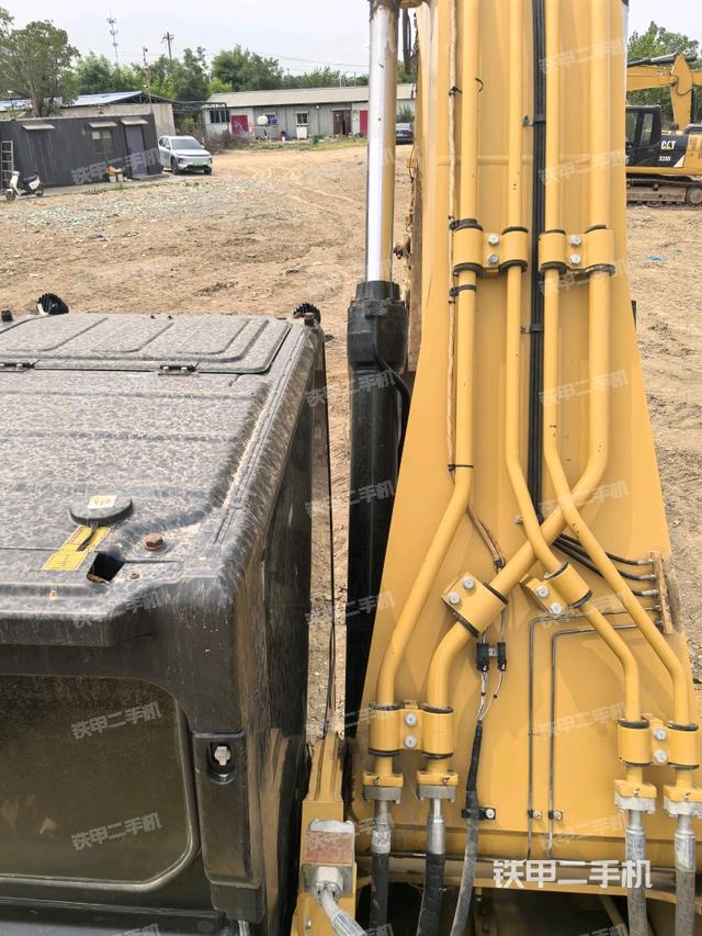 驾驶室顶部（整机外观）