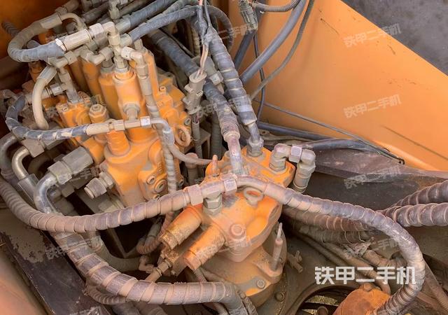 回轉(zhuǎn)馬達(dá)和主控閥(整機(jī)外觀) 回轉(zhuǎn)馬達(dá)和主控閥(整機(jī)外觀)