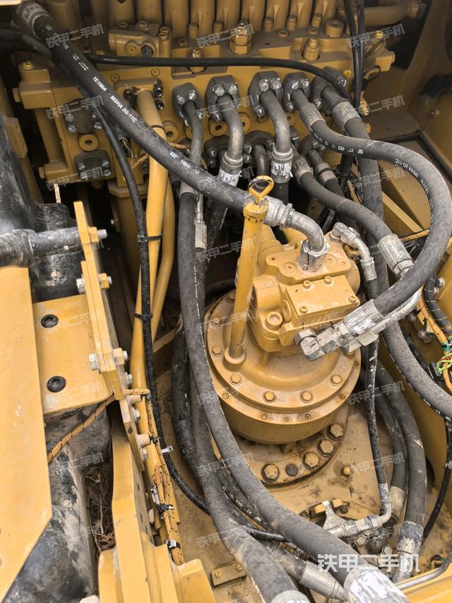 回转马达和主控阀(整机外观) 回转马达和主控阀(整机外观)