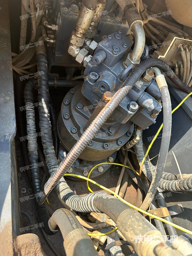 回转马达和主控阀（整机外观）