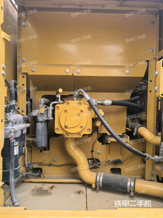 液压泵舱室正面整体(整机外观) 液压泵舱室正面整体(整机外观)