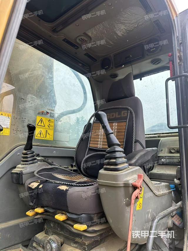 駕駛室整體（整機外觀）