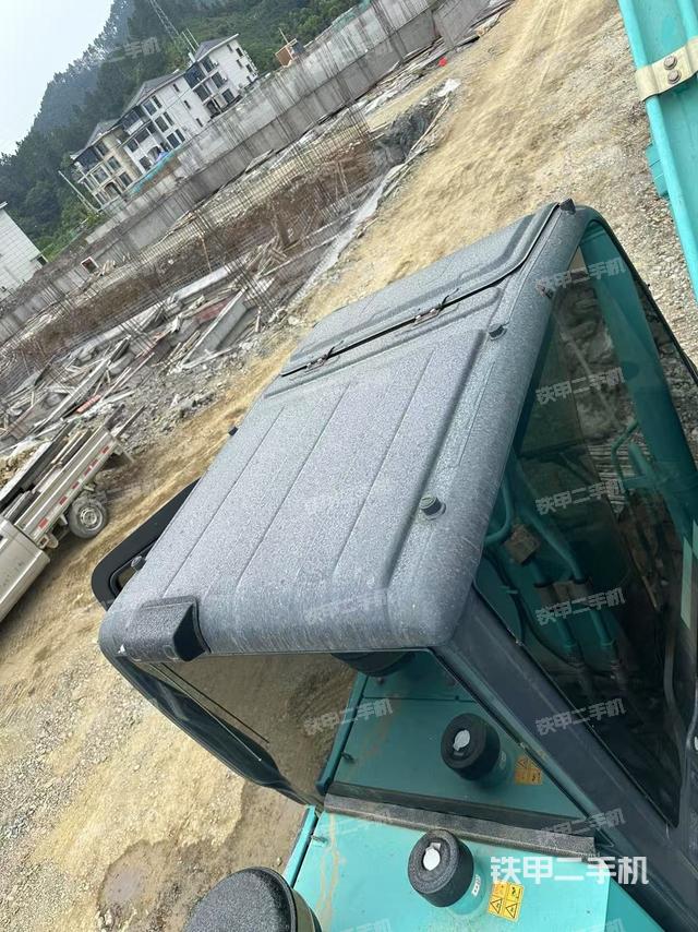 驾驶室顶部(整机外观) 驾驶室顶部(整机外观)