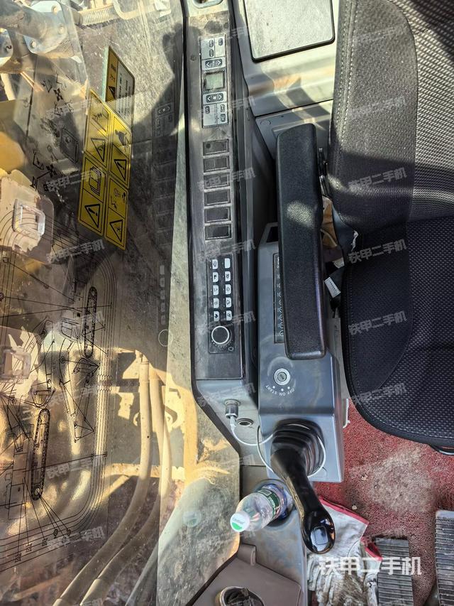 座椅右侧控制台/钥匙门/油门/含右手柄（驾驶室部分）