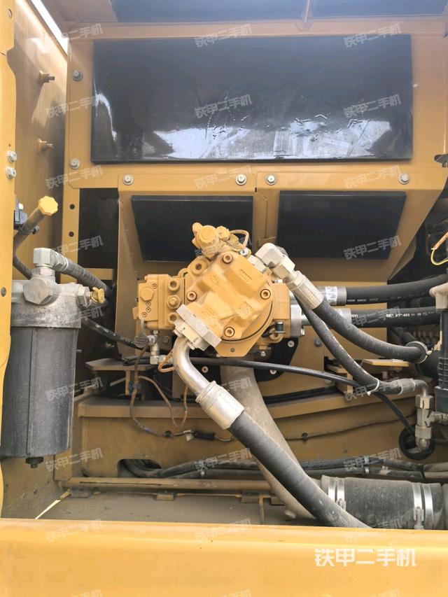 液压泵舱室正面整体（整机外观）