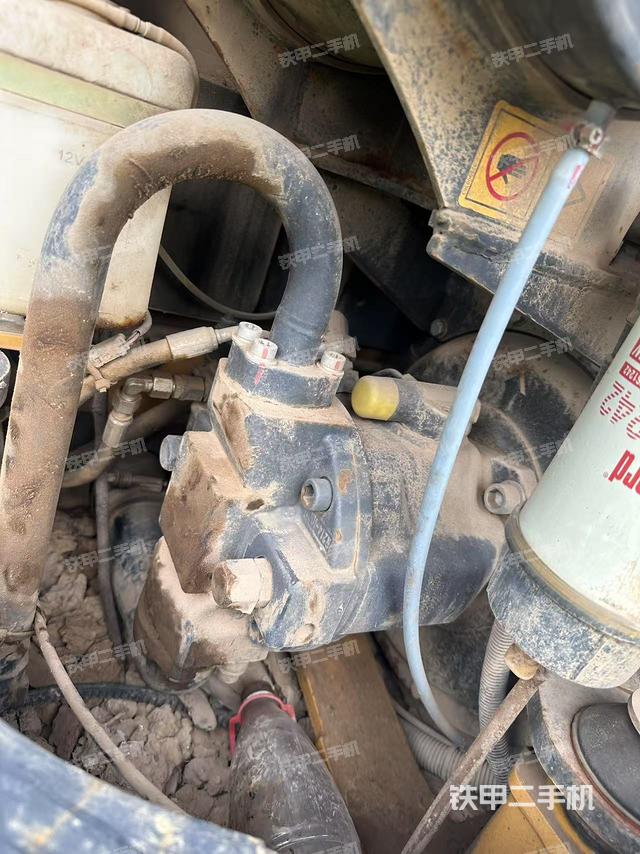 液压泵舱室正面整体(整机外观) 液压泵舱室正面整体(整机外观)