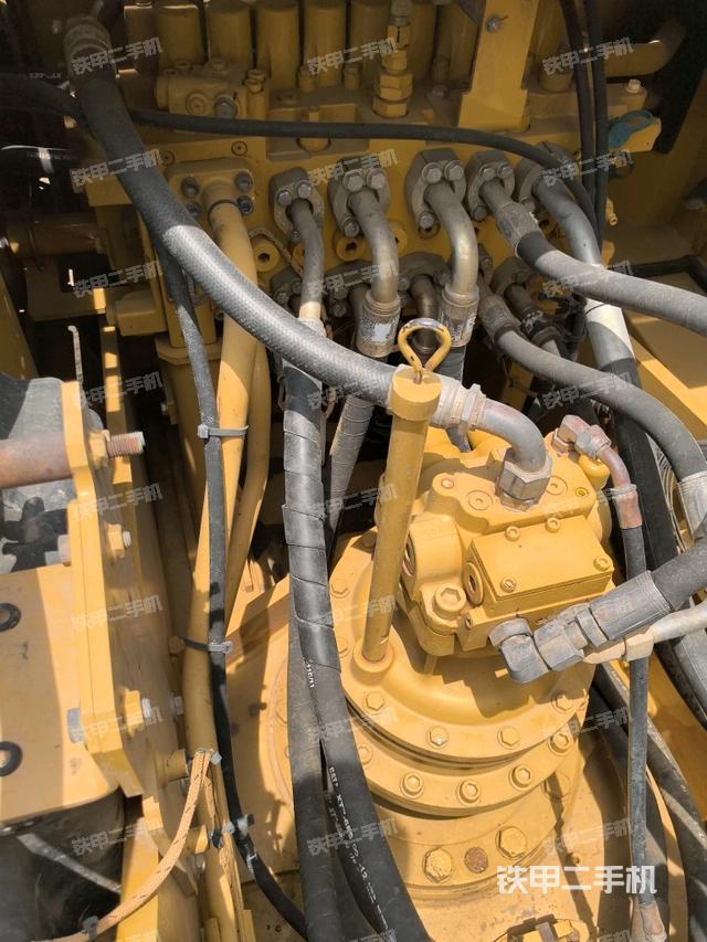 回转马达和主控阀（整机外观）