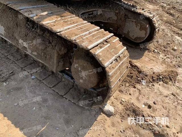 單側(cè)履帶整體(整機(jī)外觀) 單側(cè)履帶整體(整機(jī)外觀)