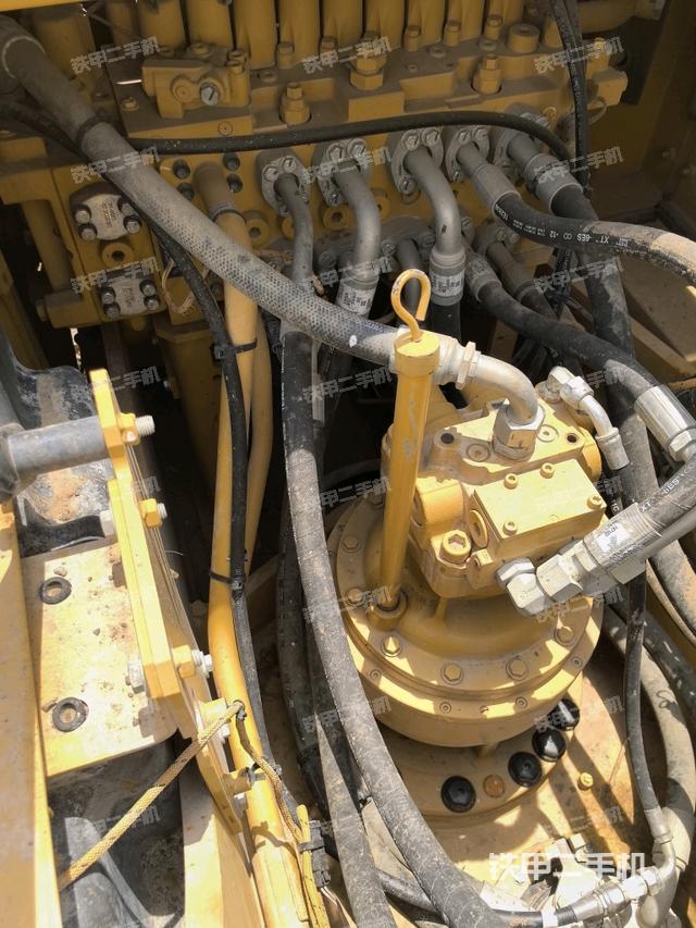 回转马达和主控阀(整机外观) 回转马达和主控阀(整机外观)