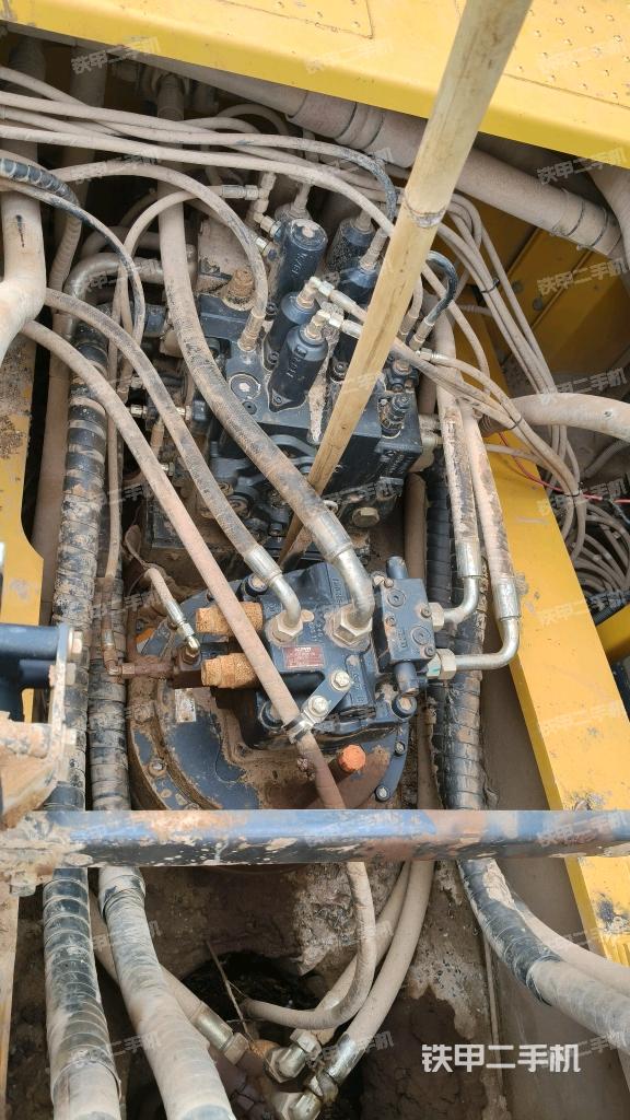 回转马达和主控阀(整机外观) 回转马达和主控阀(整机外观)