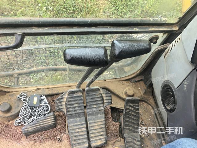 行走控制手柄和踏板 俯拍(驾驶室部分) 行走控制手柄和踏板 俯拍(驾驶室部分)