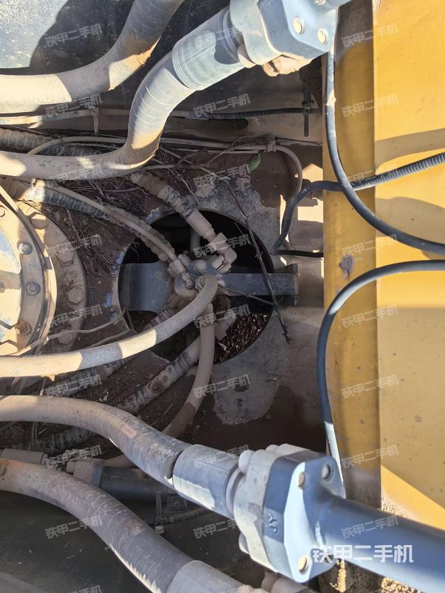 中央回转接头特写（上车部件）