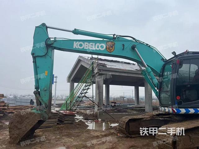 驾驶室整体(整机外观) 驾驶室整体(整机外观)