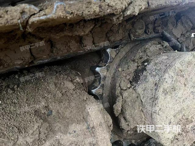 单侧履带整体(整机外观) 单侧履带整体(整机外观)