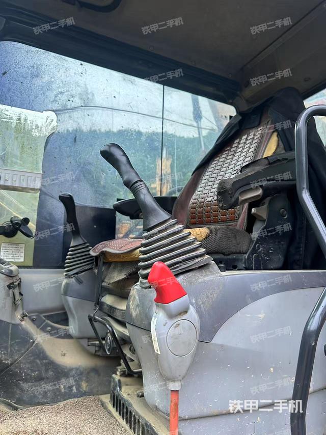 驾驶室整体(整机外观) 驾驶室整体(整机外观)