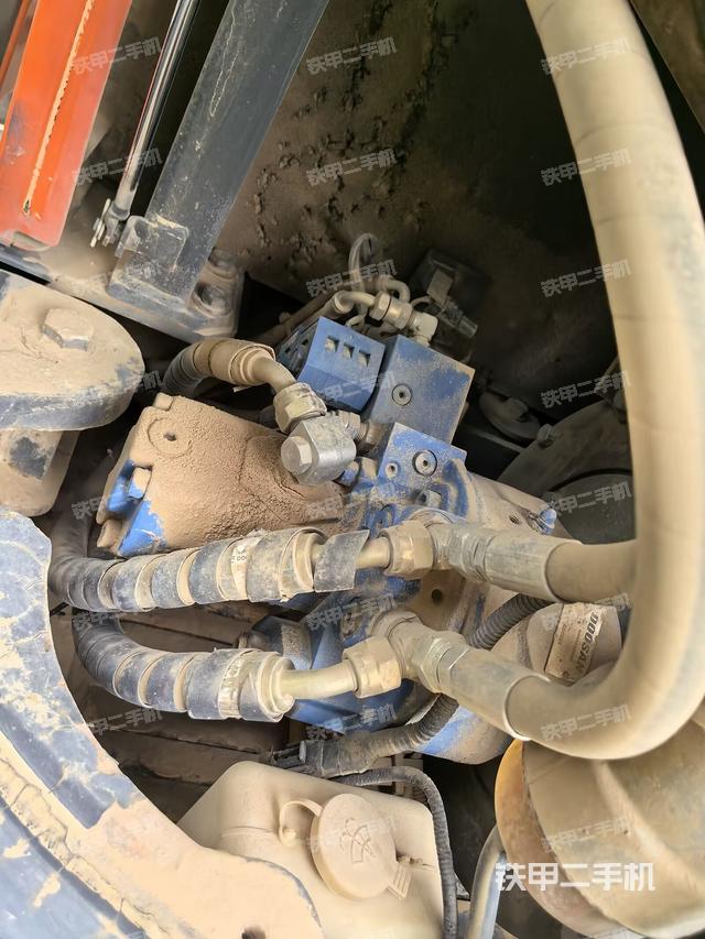 液壓泵艙室正面整體(整機(jī)外觀) 液壓泵艙室正面整體(整機(jī)外觀)