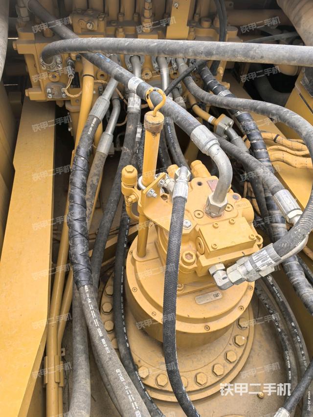 回转马达和主控阀(整机外观) 回转马达和主控阀(整机外观)