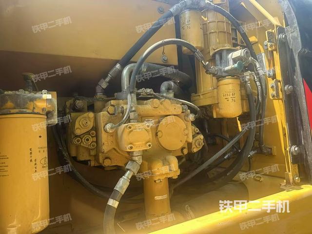 液压泵舱室正面整体(整机外观) 液压泵舱室正面整体(整机外观)