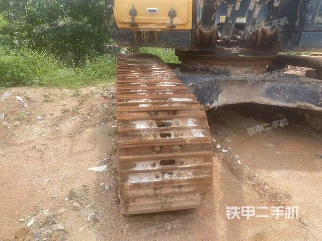 单侧履带整体(整机外观) 单侧履带整体(整机外观)