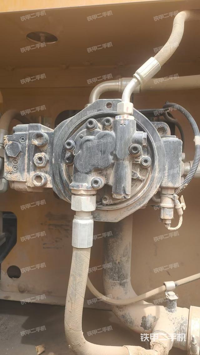 液压泵舱室正面整体(整机外观) 液压泵舱室正面整体(整机外观)