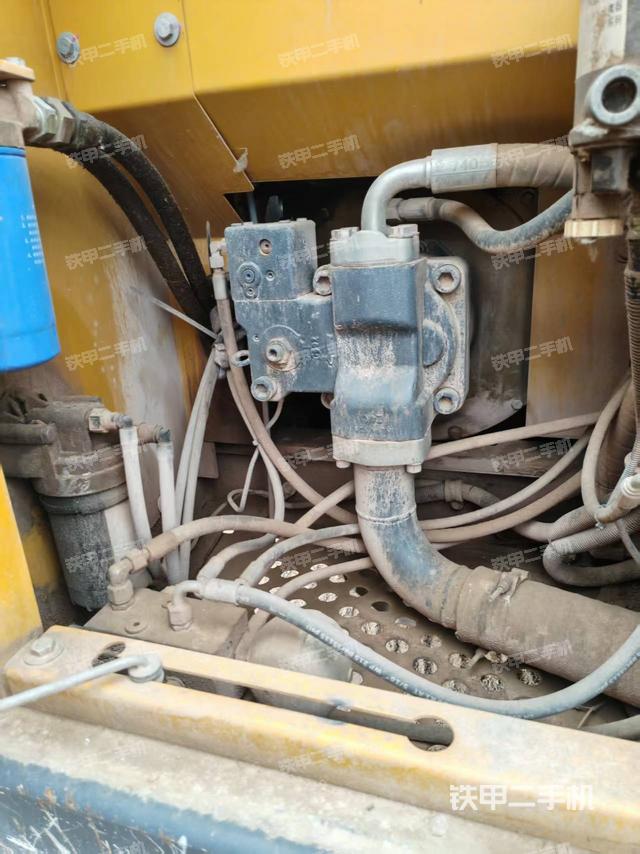 液压泵舱室正面整体(整机外观) 液压泵舱室正面整体(整机外观)