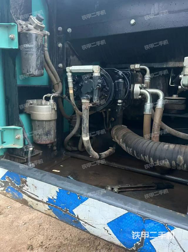 液压泵舱室正面整体(整机外观) 液压泵舱室正面整体(整机外观)