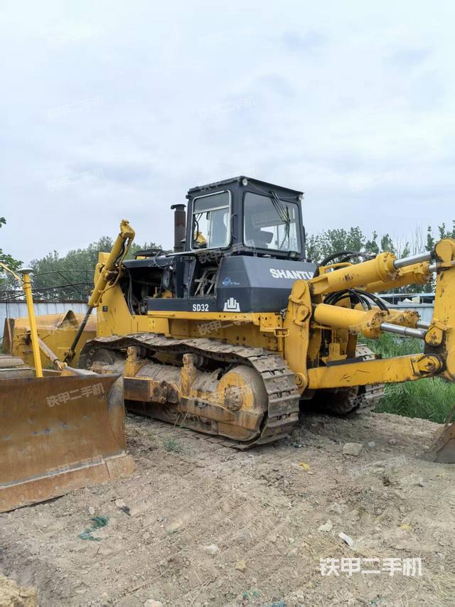 山推SD32標(biāo)準(zhǔn)型推土機(jī)