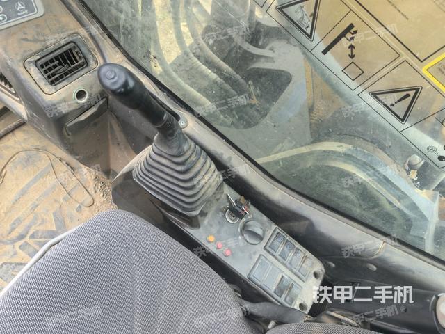 座椅右侧控制台/钥匙门/油门/含右手柄(驾驶室部分) 座椅右侧控制台/钥匙门/油门/含右手柄(驾驶室部分)