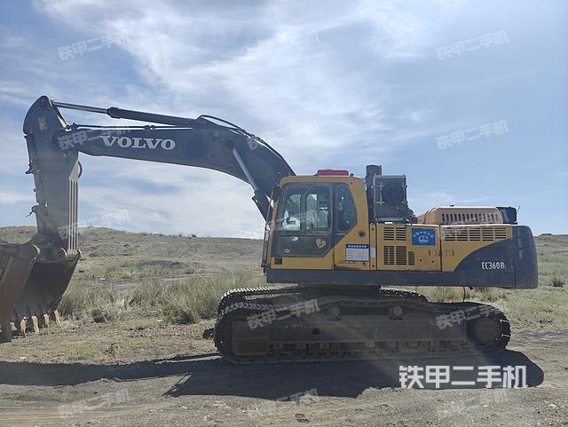 液压泵舱室正面整体（整机外观）