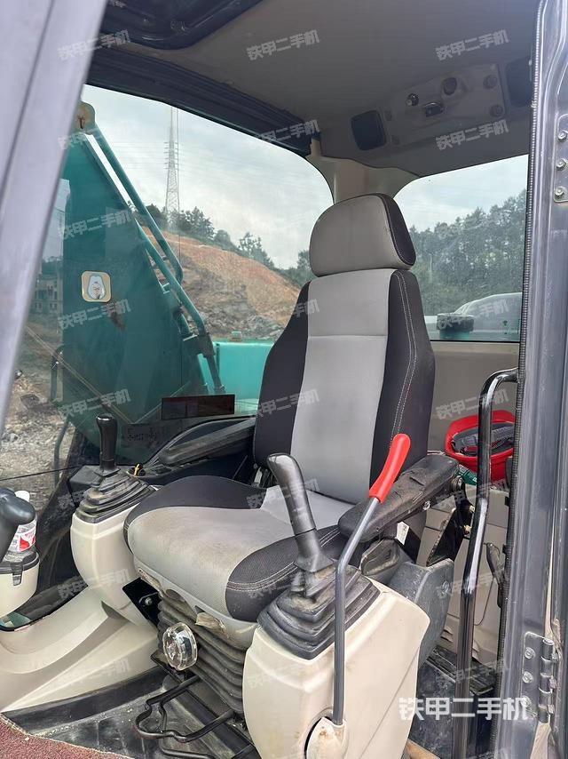 驾驶室整体(整机外观) 驾驶室整体(整机外观)