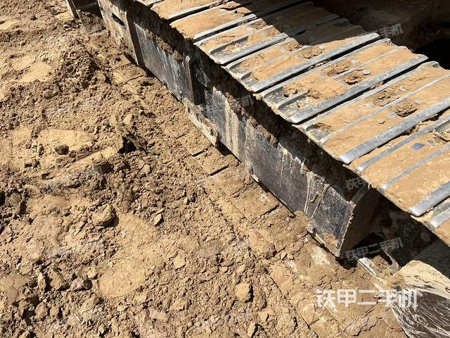 单侧履带整体(整机外观) 单侧履带整体(整机外观)