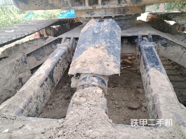 转盘和下车架正前（工作和回转装置）