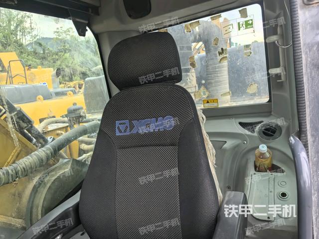 行走控制手柄和踏板 俯拍(驾驶室部分) 行走控制手柄和踏板 俯拍(驾驶室部分)