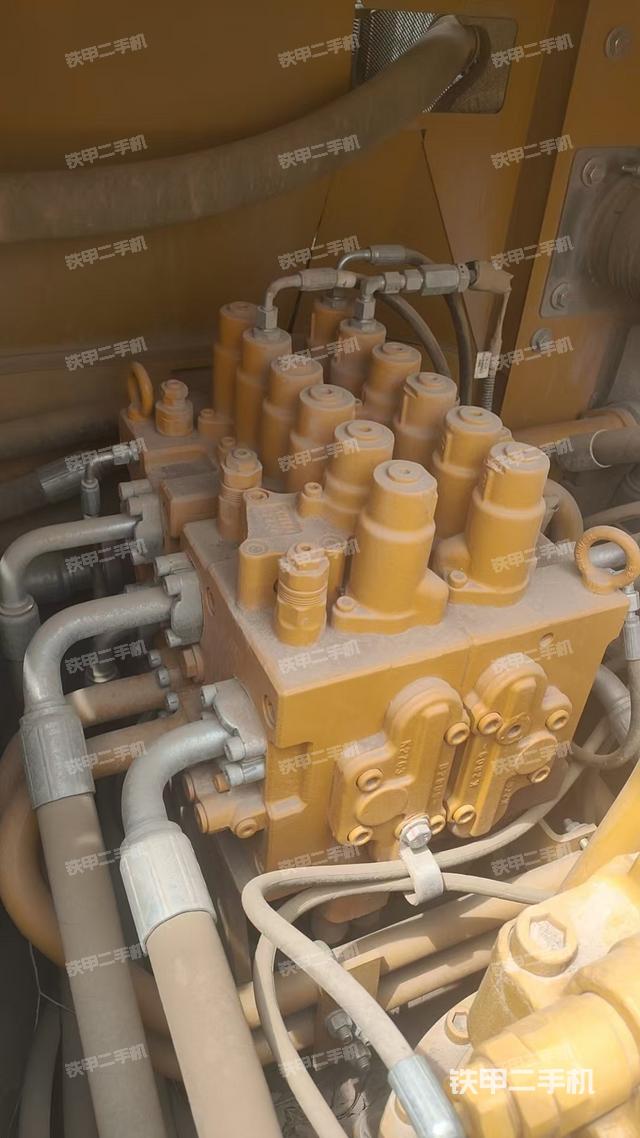 回转马达和主控阀(整机外观) 回转马达和主控阀(整机外观)