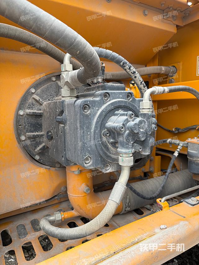 液压泵舱室正面整体（整机外观）