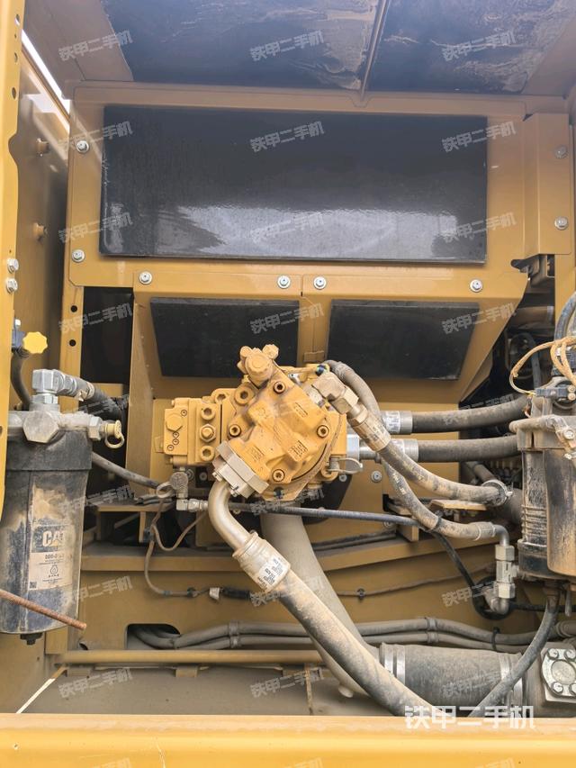 液压泵舱室正面整体(整机外观) 液压泵舱室正面整体(整机外观)