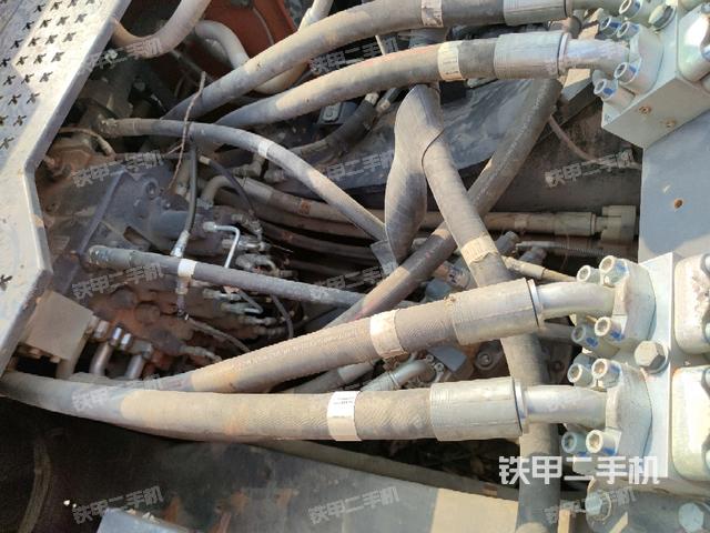 回转马达和主控阀(整机外观) 回转马达和主控阀(整机外观)