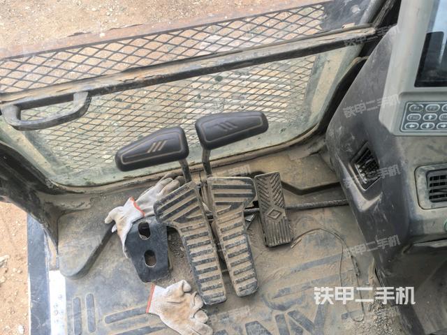 行走控制手柄和踏板 俯拍(驾驶室部分) 行走控制手柄和踏板 俯拍(驾驶室部分)